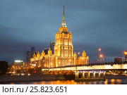 Гостиница Radisson Royal Hotel (Украина) крупным планом в ночной подсветке. Москва (2016 год). Редакционное фото, фотограф Виктор Карасев / Фотобанк Лори