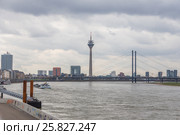 Телевизионная и радиовещательная башня Rheinturm на фоне Рейна (2017 год). Редакционное фото, фотограф Алексей Шматков / Фотобанк Лори
