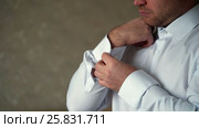 Man buttoning white shirt. Стоковое видео, видеограф Алексей / Фотобанк Лори