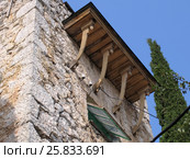 Деревянный балкон старинной виллы (2005 год). Стоковое фото, фотограф Анатолий Заводсков / Фотобанк Лори