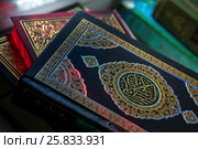 Священная книга мусульман - Коран лежит на подставке в мечети во время намаза (2017 год). Редакционное фото, фотограф Николай Винокуров / Фотобанк Лори