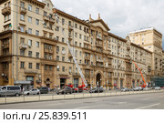 MOSCOW, RUSSIA - JUN 29, 2015: Repairing works of the building facade at street Krasnoprudnaya 3-5. Krasnoprudnaya street is one of the most important highways of Krasnoselsky district. Редакционное фото, фотограф Losevsky Pavel / Фотобанк Лори
