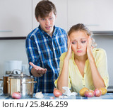 man and frustrated housewife having bad argument. Стоковое фото, фотограф Яков Филимонов / Фотобанк Лори