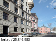 Москва, Погорельский переулок дом №6 с видом на храм (2017 год). Редакционное фото, фотограф Дмитрий Неумоин / Фотобанк Лори