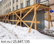 Временный защищенный тротуар у реконструируемого здания (2017 год). Редакционное фото, фотограф Вячеслав Палес / Фотобанк Лори