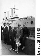 Советская семья в Ленинграде у крейсера "Аврора" на экскурсии. Редакционное фото, фотограф Михаил Яковлев (ktynzq) / Фотобанк Лори
