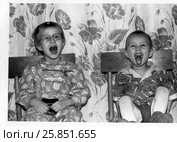 Мальчик и девочка смеются. Редакционное фото, фотограф Михаил Яковлев (ktynzq) / Фотобанк Лори