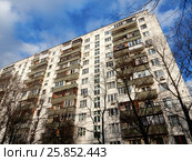 Двенадцатиэтажный блочный жилой дом. 16-я Парковая улица, 37. Район Северное Измайлово. Москва (2017 год). Стоковое фото, фотограф lana1501 / Фотобанк Лори