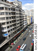 Ramshackle concrete apartment building in Camacho Avenue, La Paz, Bolivia (2013 год). Редакционное фото, фотограф Жукова Юлия / Фотобанк Лори
