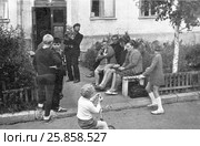 Посиделки у подъезда. 1973. Редакционное фото, фотограф Зобков Юрий / Фотобанк Лори