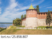 Коромыслова башня Нижегородского кремля на фоне голубого неба в летний день (2016 год). Редакционное фото, фотограф Дмитрий Тищенко / Фотобанк Лори