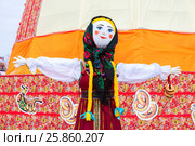 Масленица в России. Большая кукла для сжигания на традиционном карнавале (2017 год). Редакционное фото, фотограф FotograFF / Фотобанк Лори