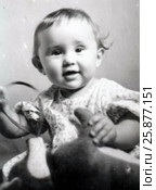Маленькая девочка с игрушками. 1955 год. Редакционное фото, фотограф Светлана Кириллова / Фотобанк Лори