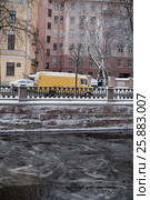 Желтый автобус. Стоковое фото, фотограф Владимир Попков / Фотобанк Лори