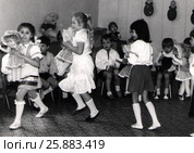 Танец с куклами в детском саду. Редакционное фото, фотограф Лобанова Анна / Фотобанк Лори