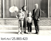 Ретро-изображение семьи с детьми на празднике. Редакционное фото, фотограф Лобанова Анна / Фотобанк Лори