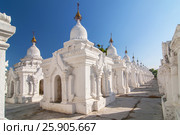 Kuthodaw Pagoda contains the worlds biggest book. There are 729 white stupas with caves with a marble slab inside - page with buddhist inscription. Mandalay, Myanmar. Стоковое фото, агентство BE&W Photo / Фотобанк Лори