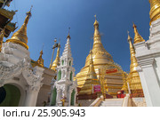 Shwedagon Paya is the most sacred golden buddhist pagoda in Yangon, Myanmar. Стоковое фото, агентство BE&W Photo / Фотобанк Лори