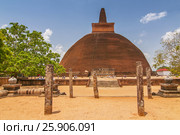Jetavanaramaya dagoba in the ruins of Jetavana in the sacred world heritage city of Anuradhapura, Sri Lanka. Стоковое фото, агентство BE&W Photo / Фотобанк Лори