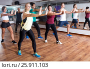 Adults having group fitness class. Стоковое фото, фотограф Яков Филимонов / Фотобанк Лори