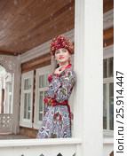 Russian girl in the national costume near terem (2017 год). Стоковое фото, фотограф Юлия Белова / Фотобанк Лори