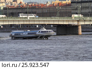 Теплоход на подводных крыльях Метеор-186 на Неве у Литейного моста (2016 год). Редакционное фото, фотограф A Челмодеев / Фотобанк Лори