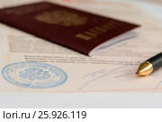 Паспорт гражданина Российской федерации и авторучка лежат на нотариально заверенном завещании (2017 год). Редакционное фото, фотограф Игорь Низов / Фотобанк Лори