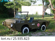 Универсальный транспортер LuAZ-967, военно санитарная версия, в парке Победы в Оренбурге, Россия (2016 год). Редакционное фото, фотограф Татьяна Кахилл / Фотобанк Лори