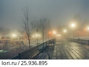 Хотьково. Парк Покровский. Вечер. Туман (2017 год). Редакционное фото, фотограф Aleksandr “K” Kuznetsov / Фотобанк Лори