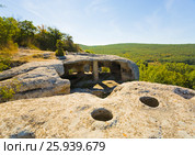 Крым. Пещерный город на  плато Эски-Кермен (2015 год). Стоковое фото, фотограф Владимир Чинин / Фотобанк Лори