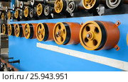 Rotating rubberized wheels of the winding machine. Стоковое видео, видеограф Андрей Радченко / Фотобанк Лори