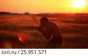 The guy is Boxing at sunset. Стоковое видео, видеограф Виктория Никифорова / Фотобанк Лори