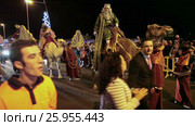 Карнавал (Cavalcade of Magi) в честь трех королей. Короли едут на верблюдах. Лос Кристианос, Тенерифе, Канары, Испания (2016 год). Редакционное видео, видеограф Кекяляйнен Андрей / Фотобанк Лори