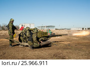 Солдаты стреляют из пушки (2017 год). Редакционное фото, фотограф Соловьев Владимир Александрович / Фотобанк Лори
