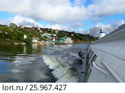 Motor boat and a small village on the Volga river in Russia (2014 год). Стоковое фото, фотограф Жукова Юлия / Фотобанк Лори
