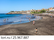 Черный вулканический песок на городском пляже Плая Фанабе (Playa Fanabe). Коста Адехе, Тенерифе, Канарские острова, Испания (2015 год). Редакционное фото, фотограф Кекяляйнен Андрей / Фотобанк Лори