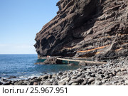 Отвесные скалы Los Gigantes. Место отправления катеров с конца пешего маршрута в ущелье Маска. Тенерифе. Канары, Испания (2016 год). Стоковое фото, фотограф Кекяляйнен Андрей / Фотобанк Лори