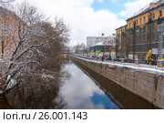 Река Смоленка. Вид с  Уральского моста. Санкт-Петербург (2017 год). Редакционное фото, фотограф Александр Щепин / Фотобанк Лори