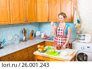Светловолосая женщина пробует на вкус сделанное яблочное варенье. Стоковое фото, фотограф Сергей Дубров / Фотобанк Лори