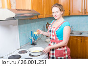 Улыбающаяся блондинка на кухне варит варенье из яблок. Стоковое фото, фотограф Сергей Дубров / Фотобанк Лори