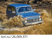 Синяя "Нива" (ВАЗ-2121, Lada4x4) едет с брызгами в брод (2017 год). Редакционное фото, фотограф Александра Дебрянская / Фотобанк Лори