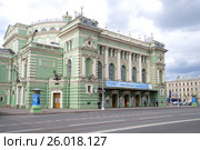 Front entrance of the main building of the Mariinsky Theater close-up on a cloudy June day (2016 год). Редакционное фото, фотограф Виктор Карасев / Фотобанк Лори