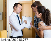 salesman forcing family couple. Стоковое фото, фотограф Яков Филимонов / Фотобанк Лори