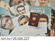 Президентские выборы во Франции 2017г. Репродукции портретов претендентов на пост президента Франции, французский паспорт и белые бланки для голосования. Редакционное фото, фотограф Вера Смолянинова / Фотобанк Лори
