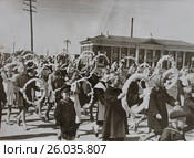 Колонна девушек-учениц на первомайской демонстрации. 1960 год. (2017 год). Редакционное фото, фотограф Светлана Попова / Фотобанк Лори