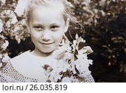 Советская девочка с веткой цветущей яблони. 1960 год. (2015 год). Редакционное фото, фотограф Светлана Попова / Фотобанк Лори