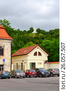 Улица старого Вильнюса и вид на гору Трёх Крестов (2015 год). Редакционное фото, фотограф Ольга Коцюба / Фотобанк Лори