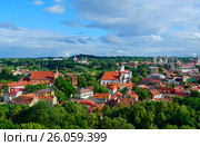 Панорамный вид Старого города с горы Гедимина, Вильнюс, Литва (2015 год). Стоковое фото, фотограф Ольга Коцюба / Фотобанк Лори