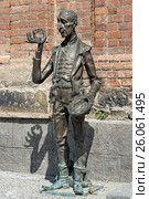 Памятник Кисе Воробьянинову в Екатеринбурге (2015 год). Редакционное фото, фотограф Михаил Марковский / Фотобанк Лори