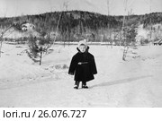 Маленькая девочка стоит на снегу. 1966 год (2017 год). Редакционное фото, фотограф Светлана Попова / Фотобанк Лори